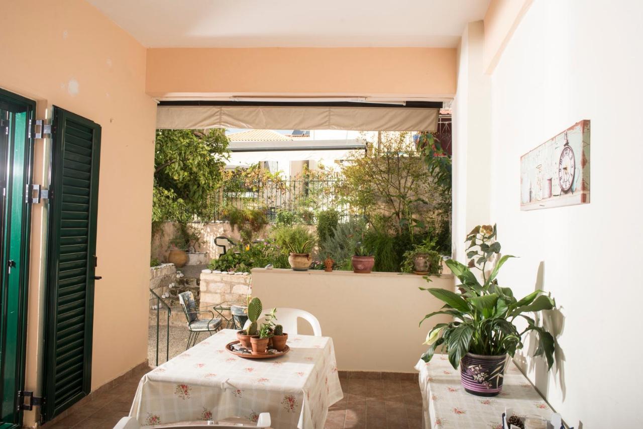 Maisonette With Garden In The Heart Of The Historical Kalamata Center Exterior foto